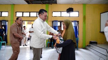 Bupati Pakpak Bharat Salurkan Bantuan Sosial untuk Lansia dan Disabilitas serta Bibit untuk Petani