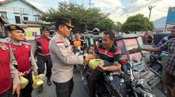 Kapolres Aceh Tenggara Bersama PJU Bagikan Takjil kepada Tukang Becak dalam Rangka HUT Korps Sabhara ke-74