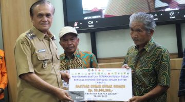 WAKIL BUPATI TERIMA BANTUAN PERBAIKAN RUMAH RUSAK BNPP: UTUH TANPA POTONGAN SEPESERPUN   