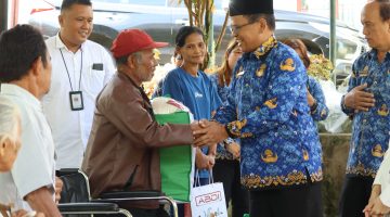 SEKDA PAKPAK BHARAT SERAHKAN BANTUAN KEMENSOS BAGI PENYANDANG DISABILITAS DAN LANSIA   