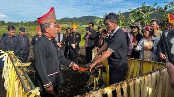 TRADISI MENANDA TAHUN: MARGA BERUTU LEBBUH KUTA KERSIK TENTUKAN JENIS TANAMAN DAN SERENTAK TANAM PADI