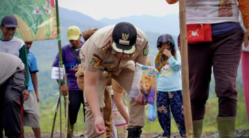 BUPATI TANAM JAGUNG BERSAMA WARGA: SINERGI PERUMDA DAN POLRES OPTIMALKAN LAHAN TERBENGKALAI   