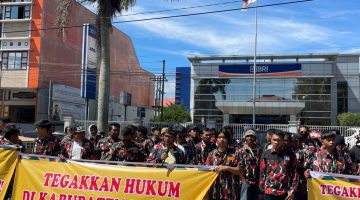Ratusan Laskar Merah Putih Geruduk Polres Karo, Tuntut Pelaku Penyerangan Kantor LMP Di Tangkap.